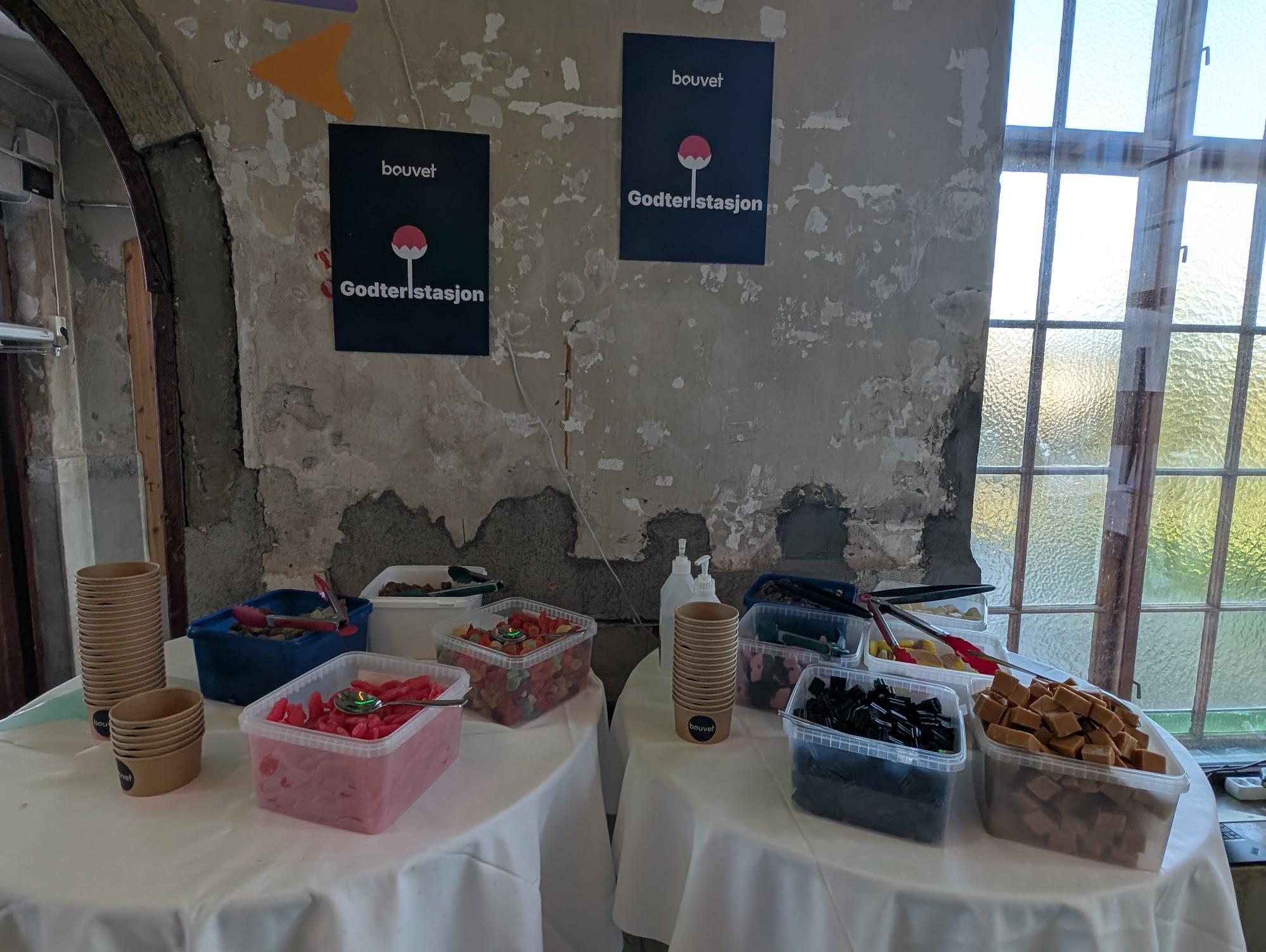 Self-serve pick and mix station